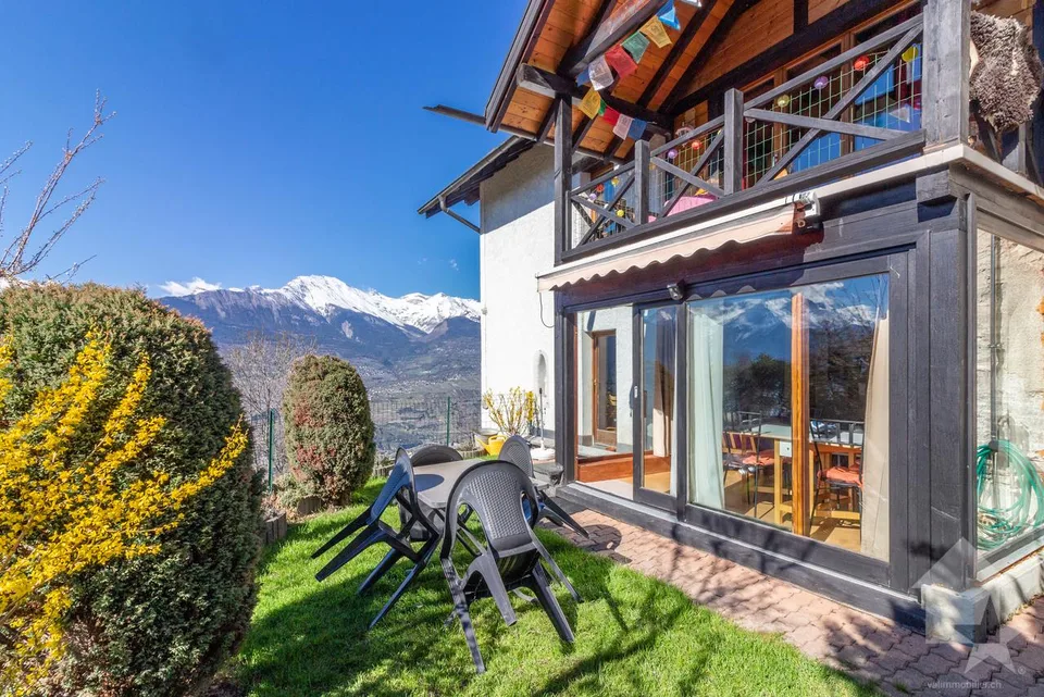 Charming chalet with two apartments, ideal location and view
