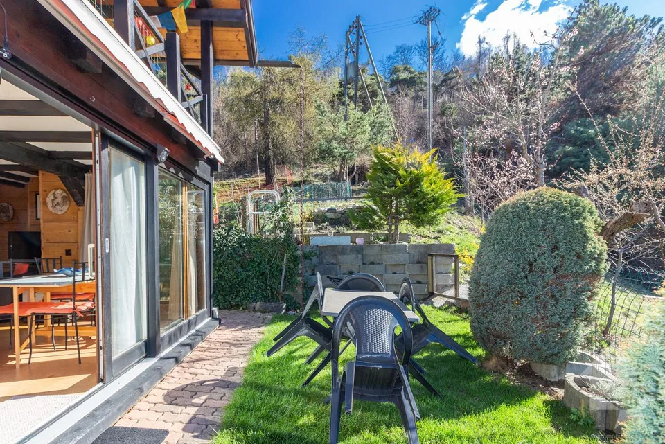 Charming chalet with two apartments, ideal location and view