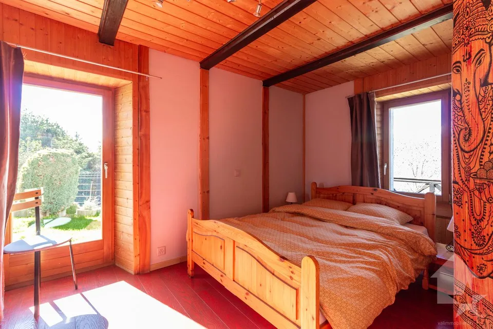 Charming chalet with two apartments, ideal location and view