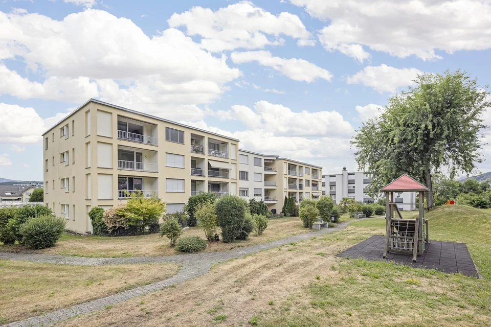 Bijou de famille moderne au dernier étage avec vue sur le vert