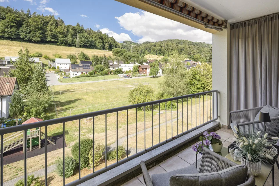 Bijou de famille moderne au dernier étage avec vue sur le vert
