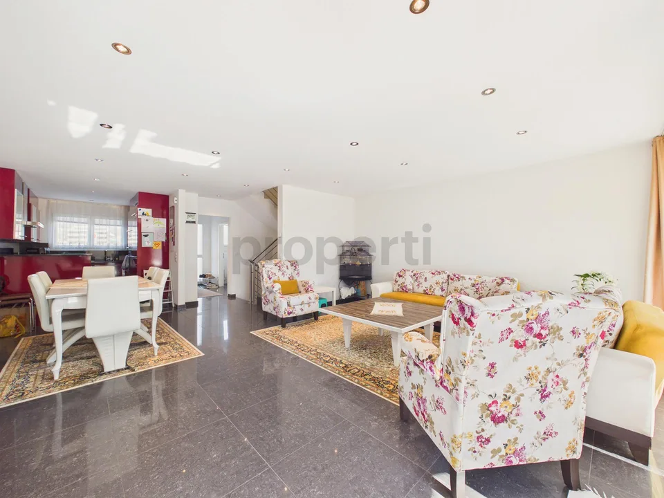 Ein Zuhause zum Wohlfühlen – 6.5-Zimmer-Doppeleinfamilienhaus in Of...