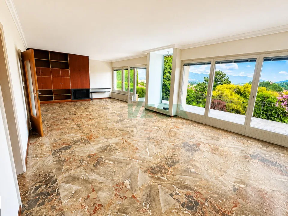 Incantevole villa dalle linee armoniose e moderne, immersa nei vigneti