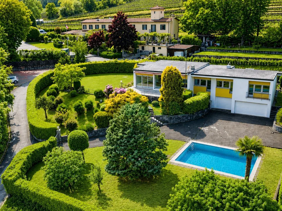 Incantevole villa dalle linee armoniose e moderne, immersa nei vigneti