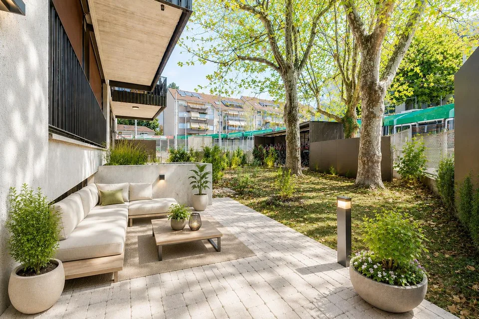 Modernes Wohnen auf zwei Ebenen mit Gartensitzplatz in Riehen (W0.3)