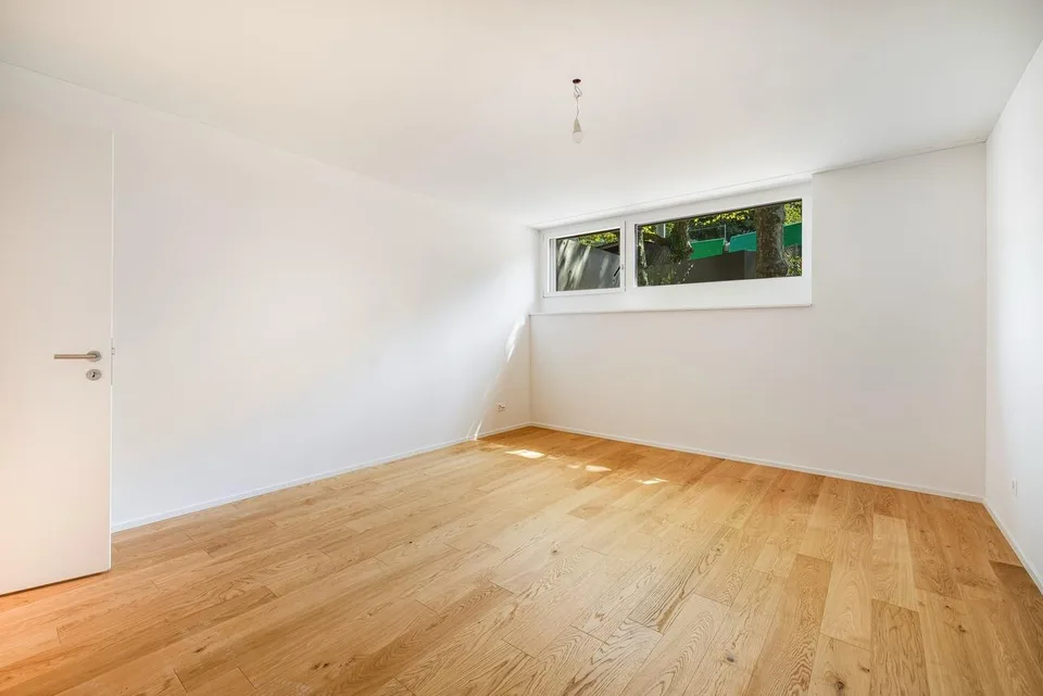 Modernes Wohnen auf zwei Ebenen mit Gartensitzplatz in Riehen (W0.3)