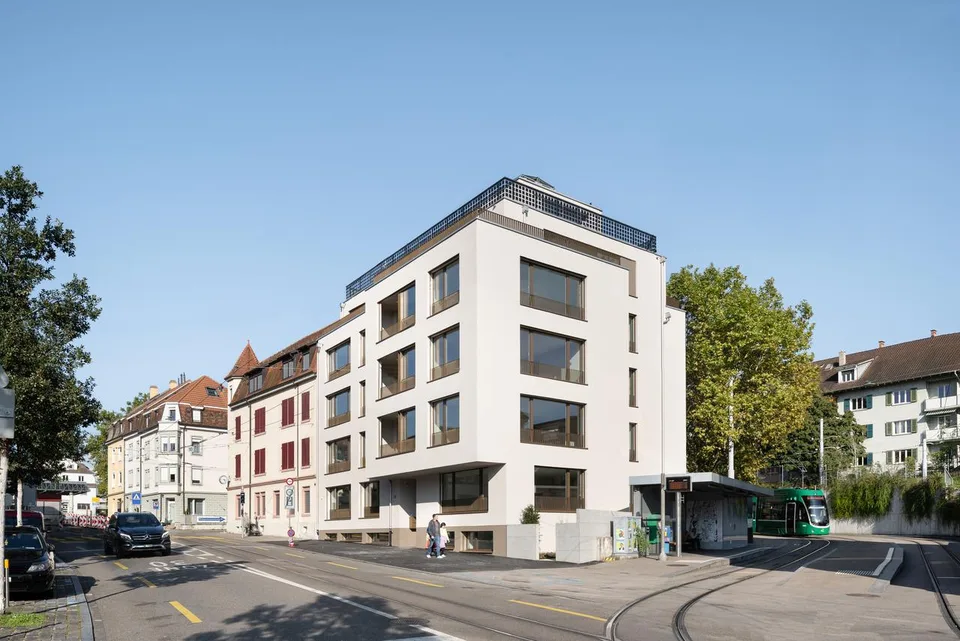 Modernes Wohnen auf zwei Ebenen mit Gartensitzplatz in Riehen (W0.3)