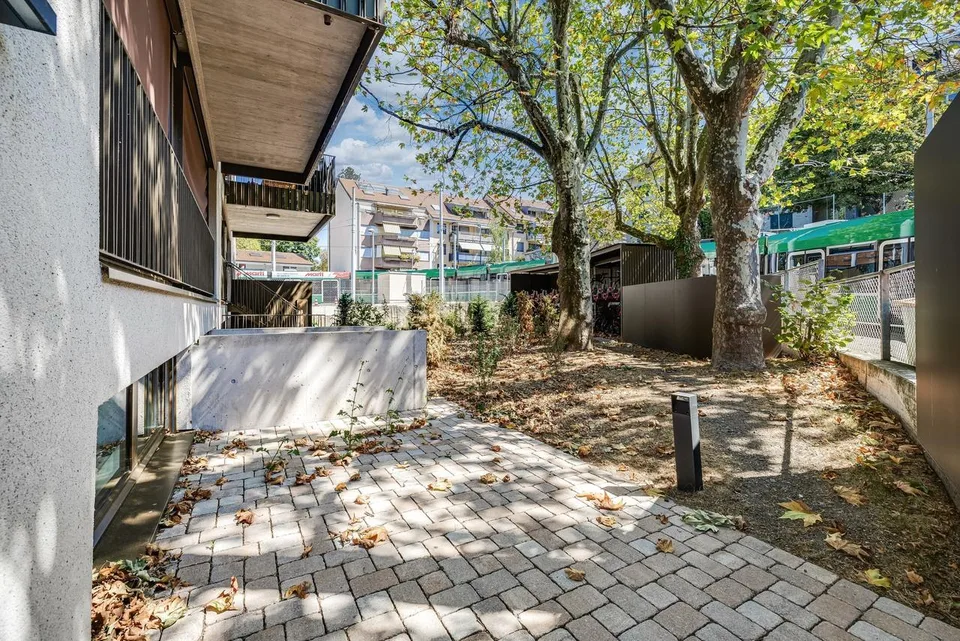Modernes Wohnen auf zwei Ebenen mit Gartensitzplatz in Riehen (W0.3)