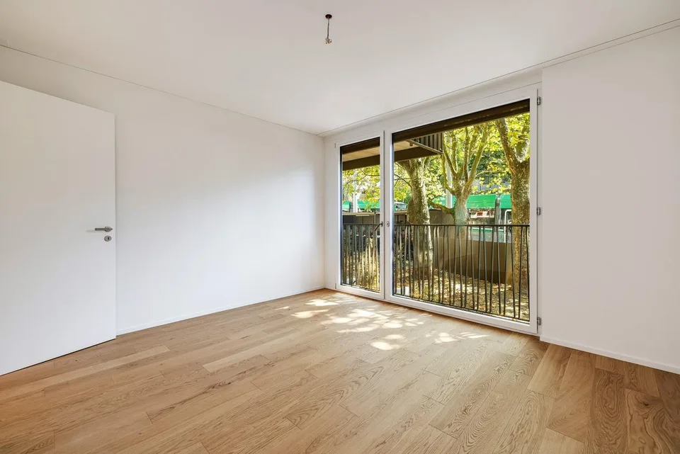 Modernes Wohnen auf zwei Ebenen mit Gartensitzplatz in Riehen (W0.3)