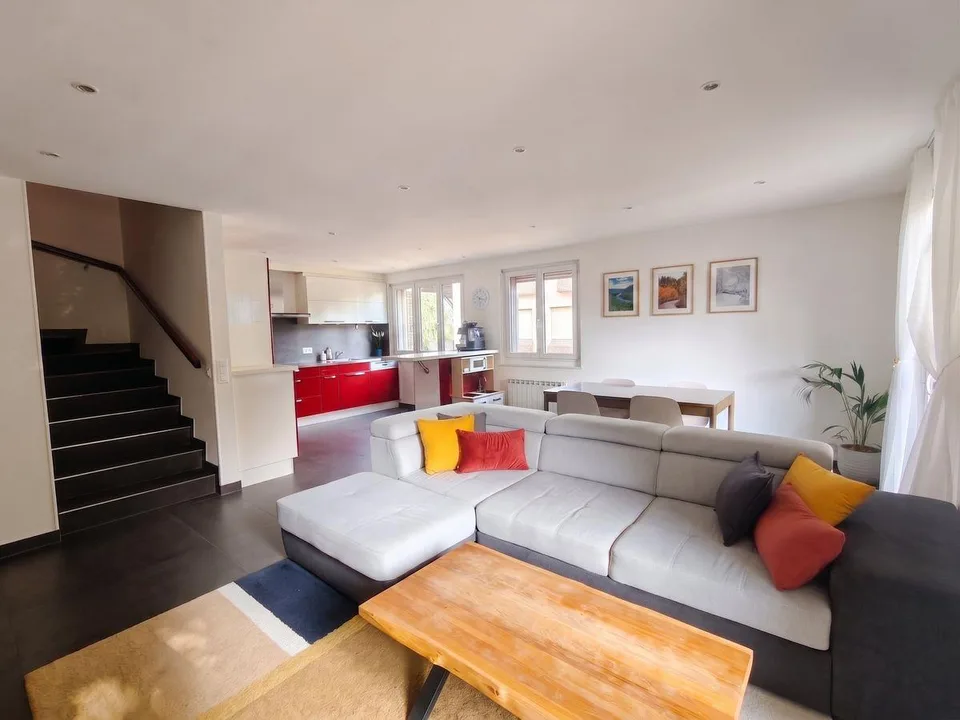 Duplex mit 4,5 Zimmern im oberen Erdgeschoss und im letzten Stock - Volumen, Ruhe und Grün