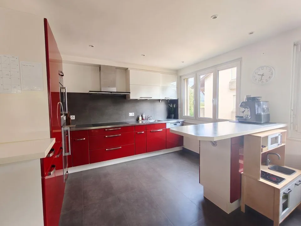 Duplex mit 4,5 Zimmern im oberen Erdgeschoss und im letzten Stock - Volumen, Ruhe und Grün