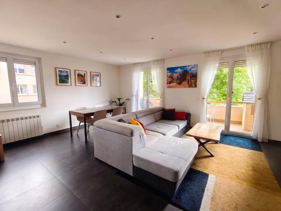 Duplex de 4,5 pièces au rez supèrieur et dernier étage - volumes, c...