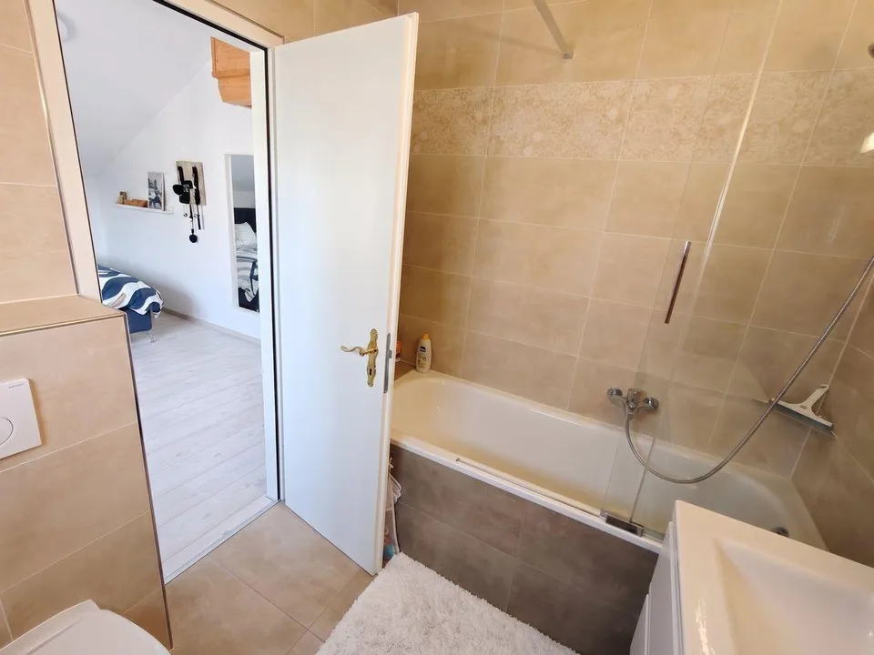 Duplex mit 4,5 Zimmern im oberen Erdgeschoss und im letzten Stock - Volumen, Ruhe und Grün