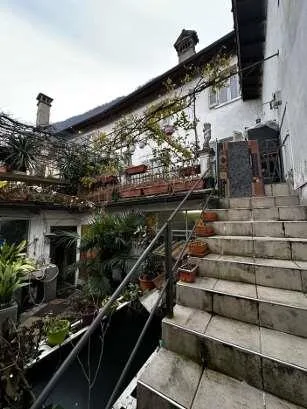 Capolago - Palazzina di nucleo da ristrutturare con corte privata, ter
