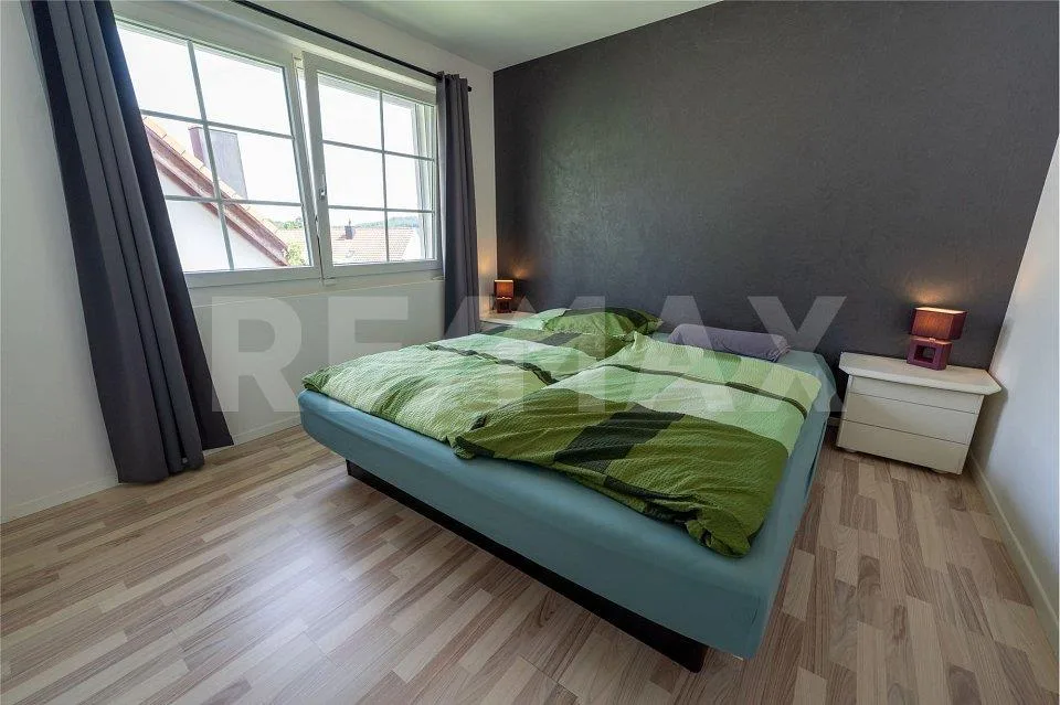 Maison unifamiliale spacieuse et moderne avec une vue lointaine sur le vert