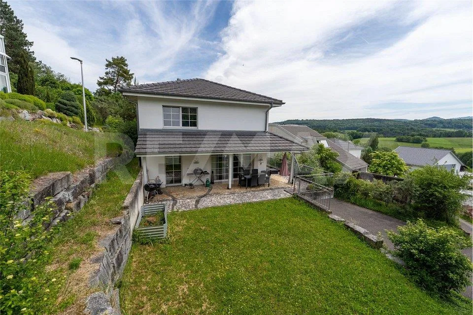 Maison unifamiliale spacieuse et moderne avec une vue lointaine sur le vert