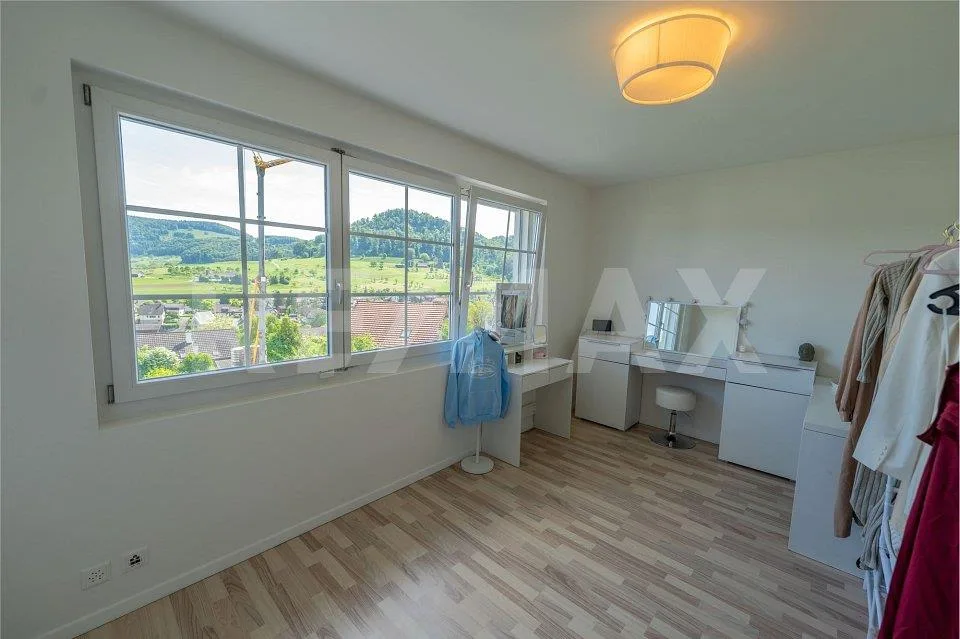 Maison unifamiliale spacieuse et moderne avec une vue lointaine sur le vert