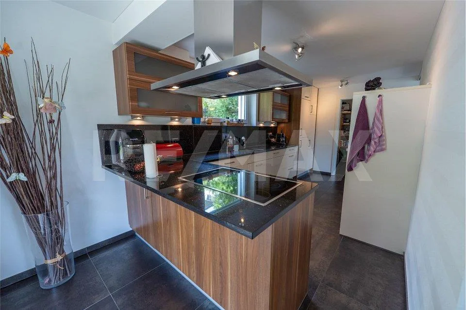 Maison unifamiliale spacieuse et moderne avec une vue lointaine sur le vert