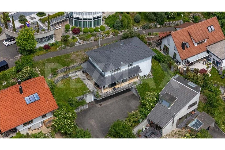 Maison unifamiliale spacieuse et moderne avec une vue lointaine sur le vert
