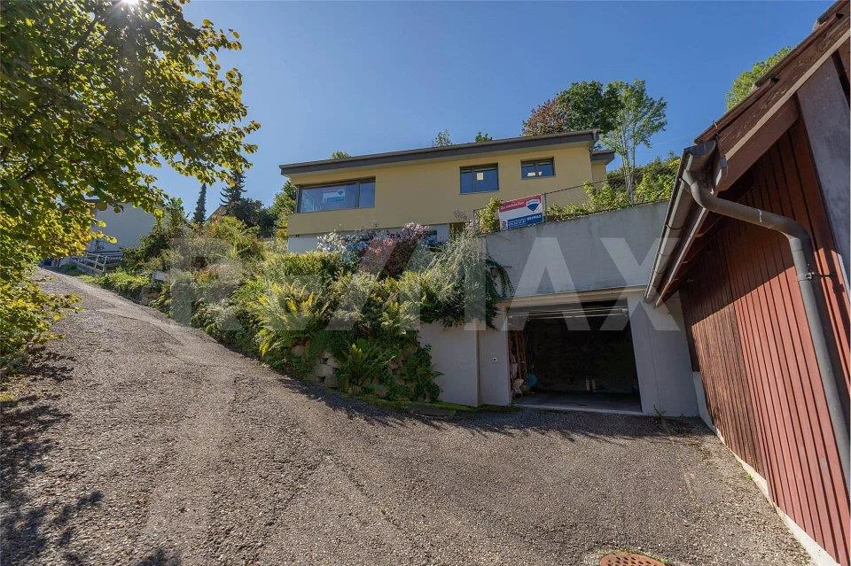 Casa unifamiliare con vista mozzafiato e molto spazio circostante...
