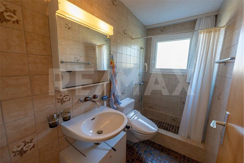 Casa unifamiliare con vista mozzafiato e molto spazio circostante...