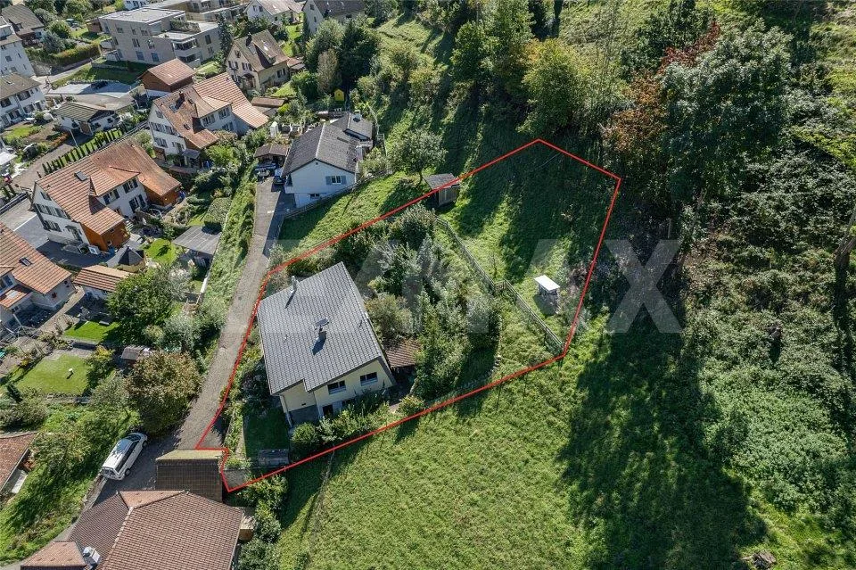 Casa unifamiliare con vista mozzafiato e molto spazio circostante...