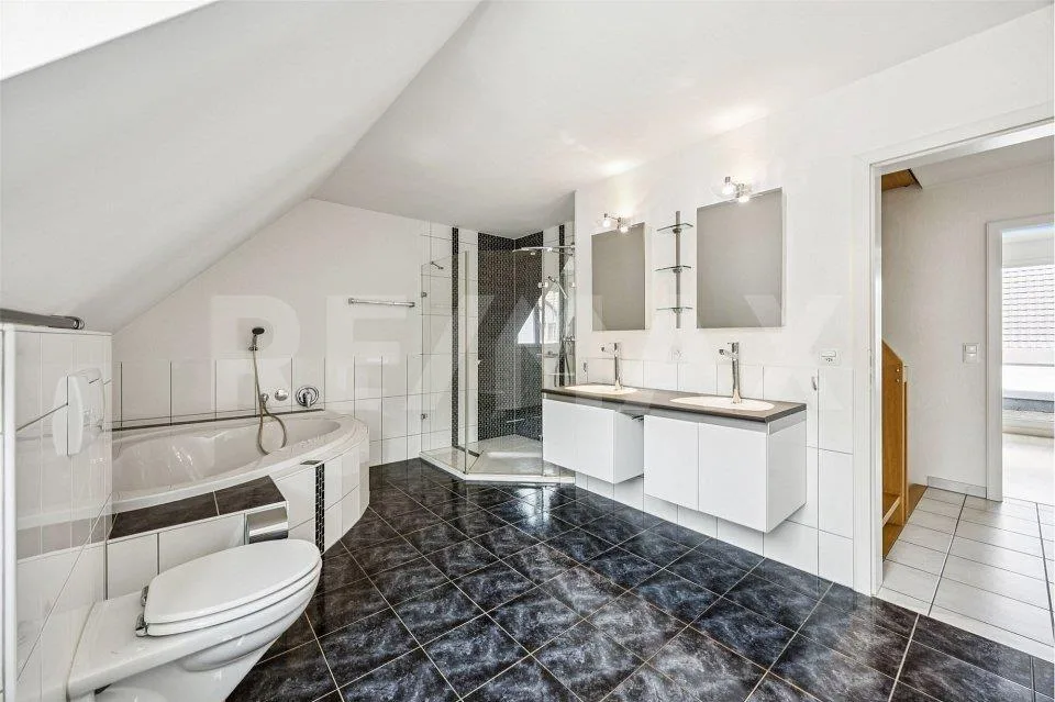 Grosszügige 3-Stöckige Wohnung mit Blick auf den Rhein...