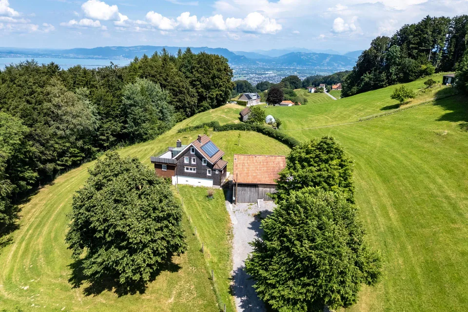 Traditionelles Appenzellerhaus inmitten einzigartiger Landidylle