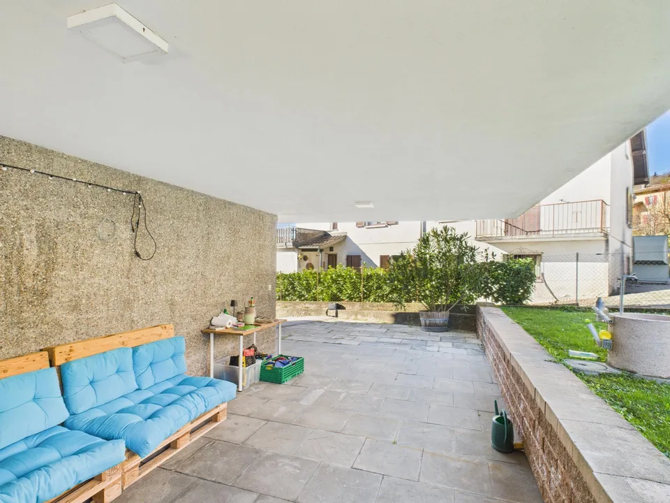 Villa elegante di 6.5 locali con locale commerciale annesso a Mendr...