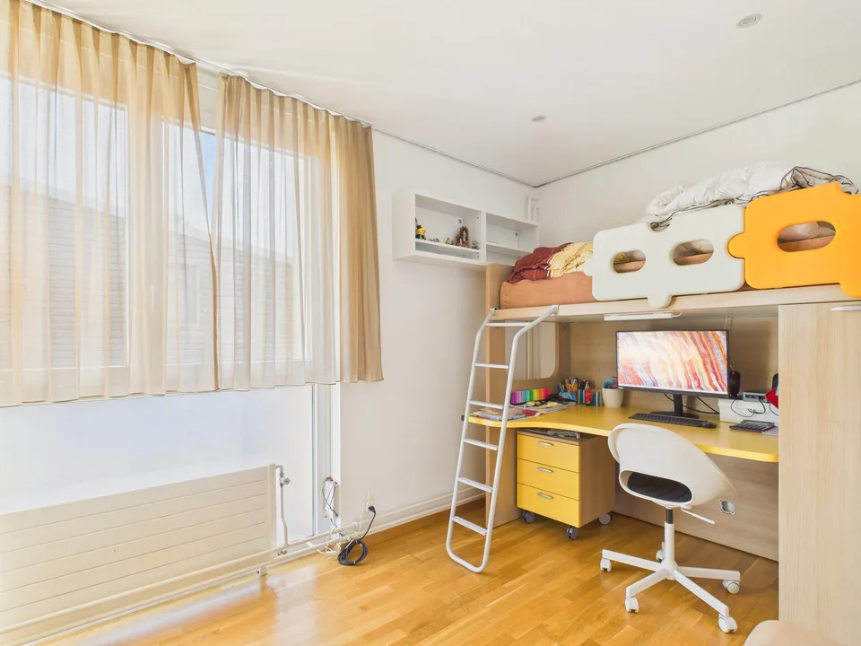 Villa elegante di 6.5 locali con locale commerciale annesso a Mendr...