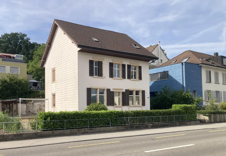 Grosszügiges Zweifamilienhaus in gutem Zustand an attraktiver