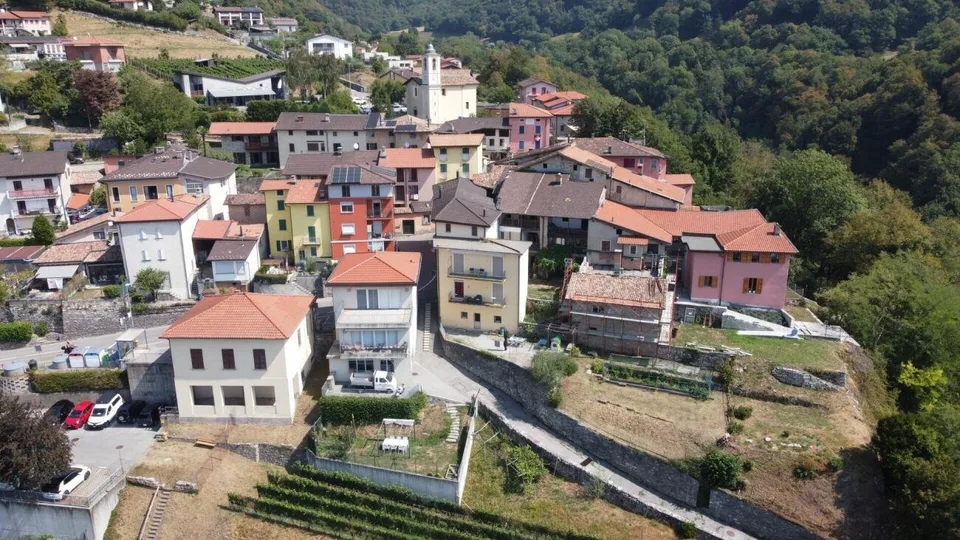 Two core houses with open view and garden to enhance in Salorino