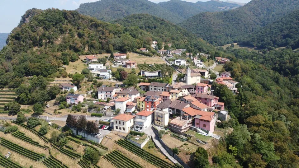 Two core houses with open view and garden to enhance in Salorino