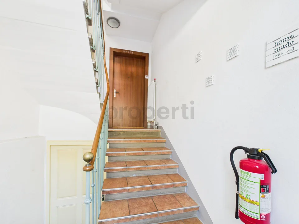Immeuble de rendement avec 2 appartements, atelier et grand terrain...