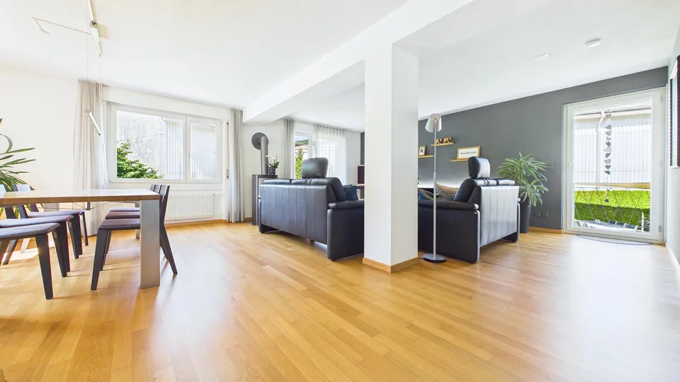 Haus auf grosser Parzelle (1112m2) und XXL-Garage