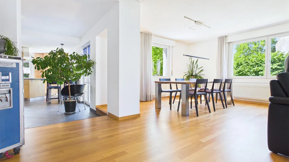 Haus auf grosser Parzelle (1112m2) und XXL-Garage