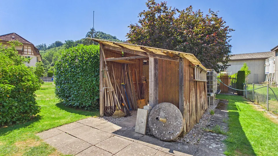 Haus auf grosser Parzelle (1112m2) und XXL-Garage