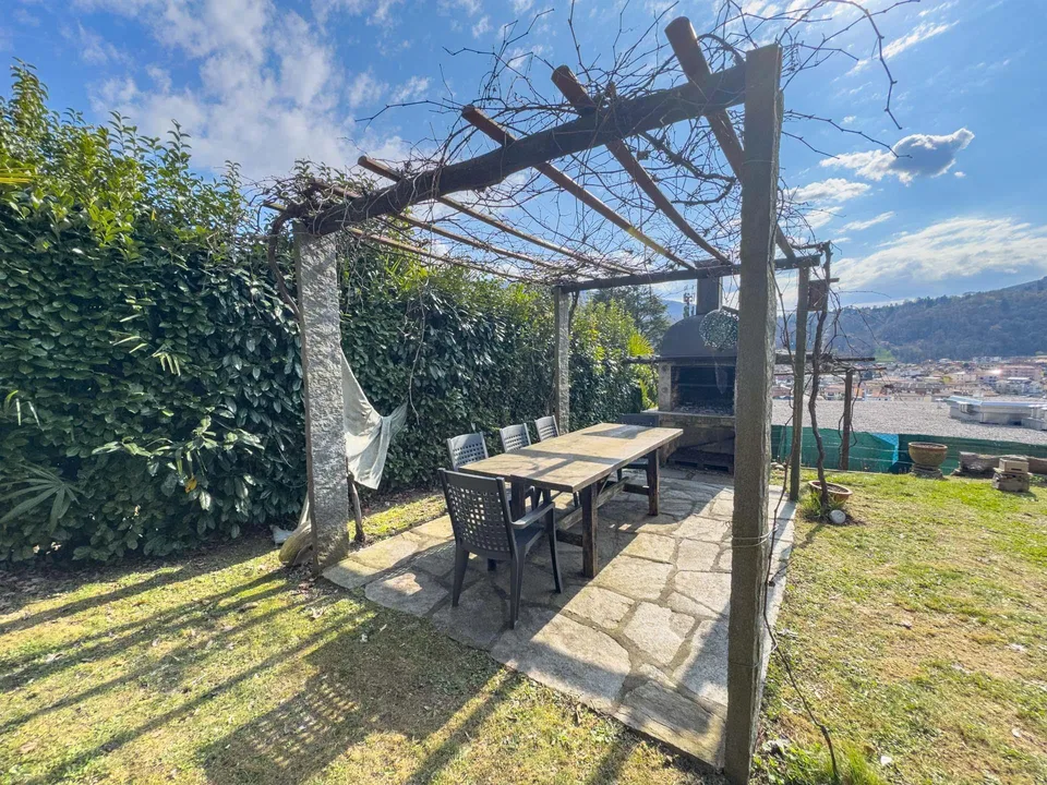 Casa con tre appartamenti vista lago a Ponte Tresa