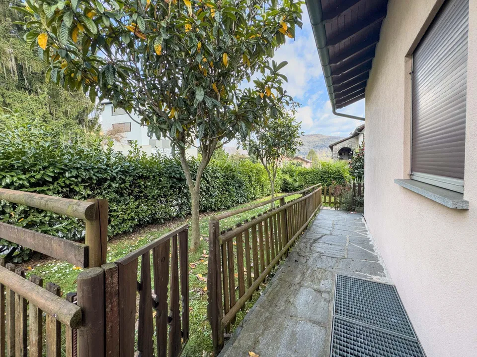 Casa con tre appartamenti vista lago a Ponte Tresa