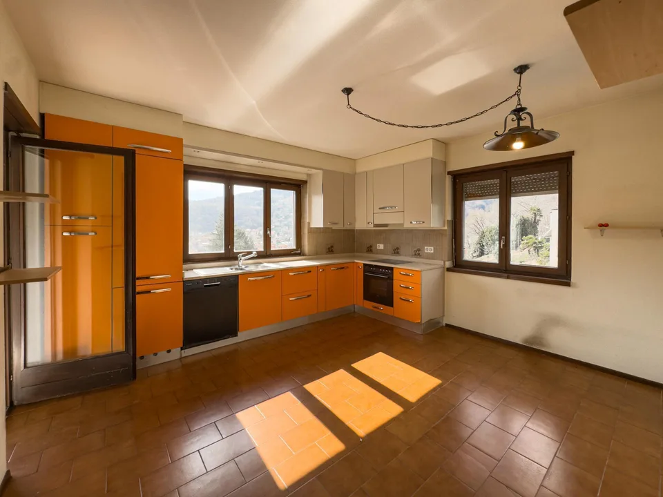 Casa con tre appartamenti vista lago a Ponte Tresa