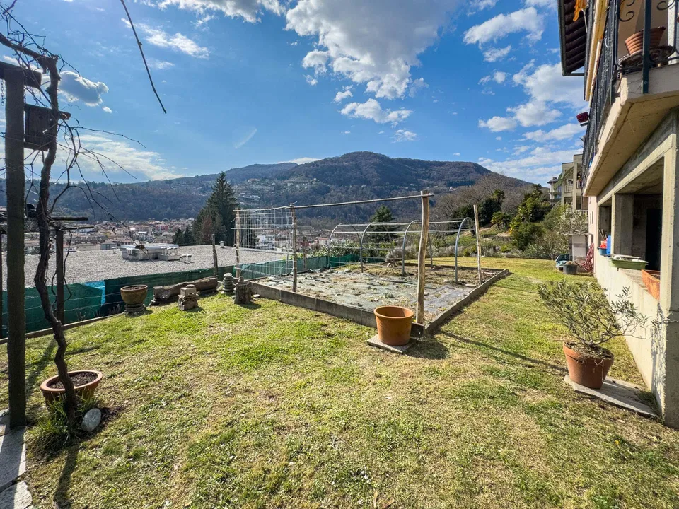 Casa con tre appartamenti vista lago a Ponte Tresa