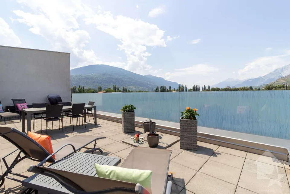 Charmant attique 5.5 pièces avec terrasse