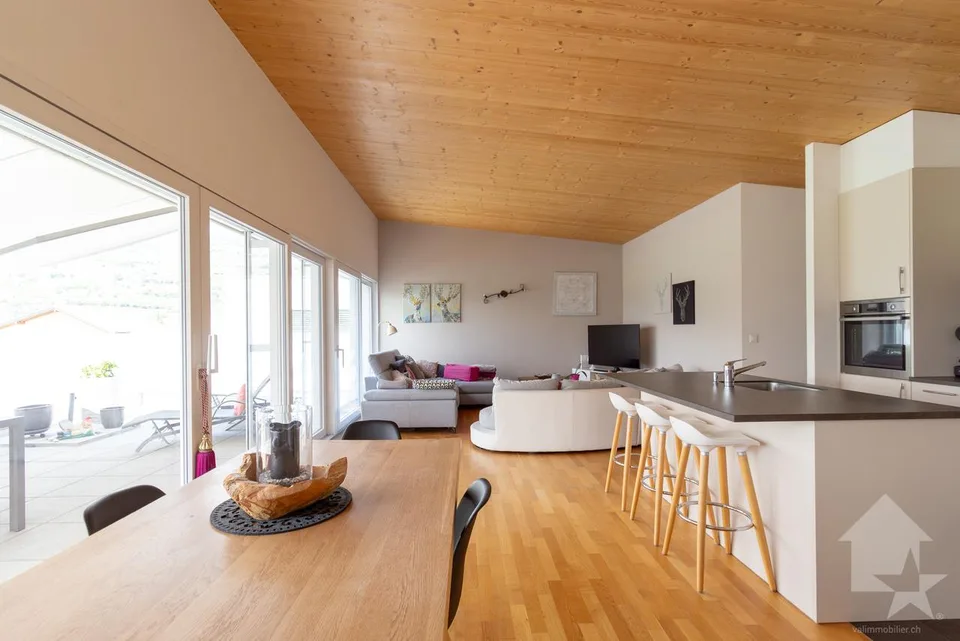 Charmant attique 5.5 pièces avec terrasse