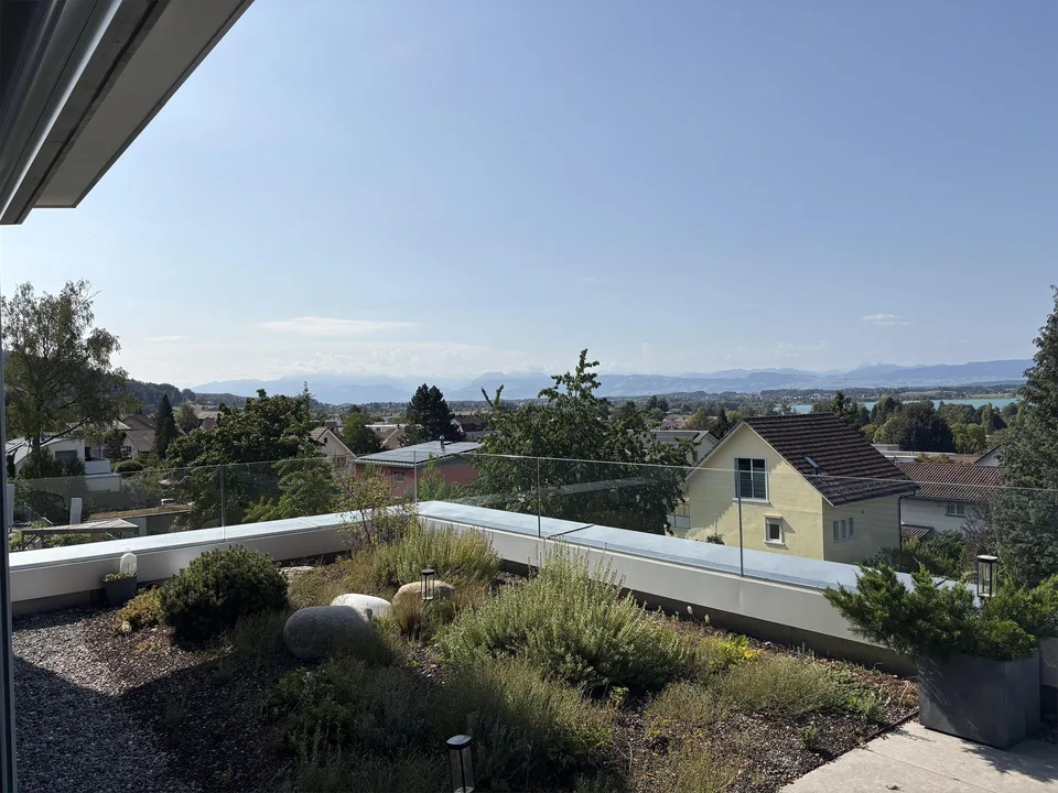 Appartement-maisonnette d'attique unique de 3,5 pièces avec vue lointaine sur le lac et les montagnes