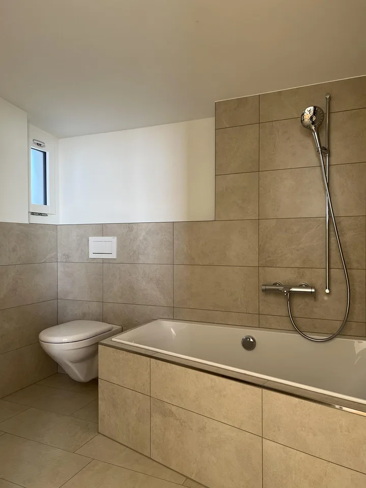 Appartement-maisonnette d'attique unique de 3,5 pièces avec vue lointaine sur le lac et les montagnes
