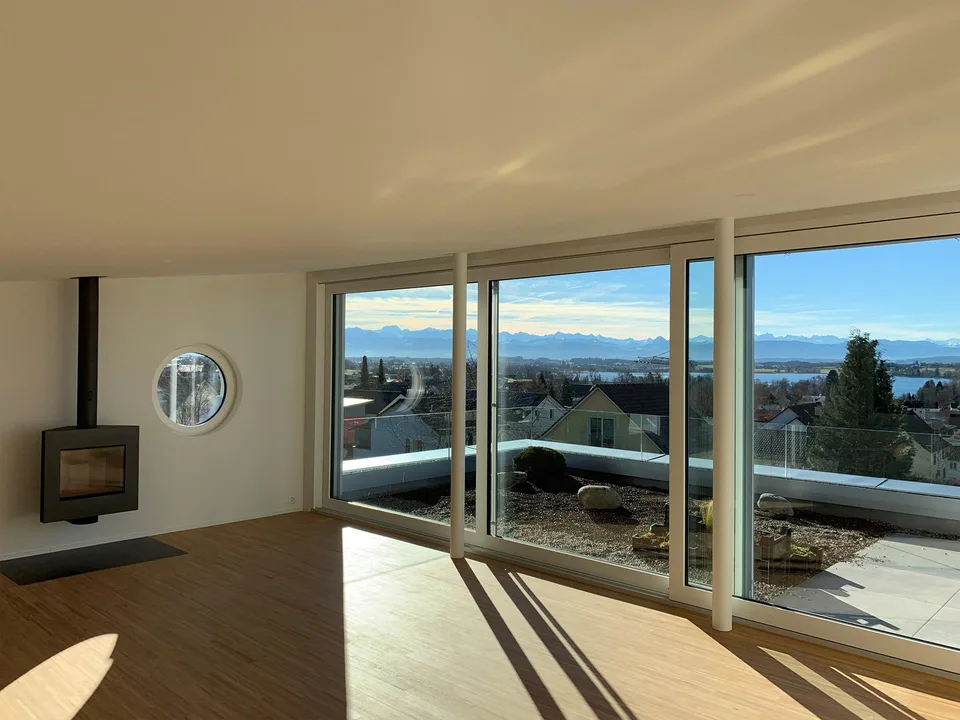 Appartement-maisonnette d'attique unique de 3,5 pièces avec vue lointaine sur le lac et les montagnes