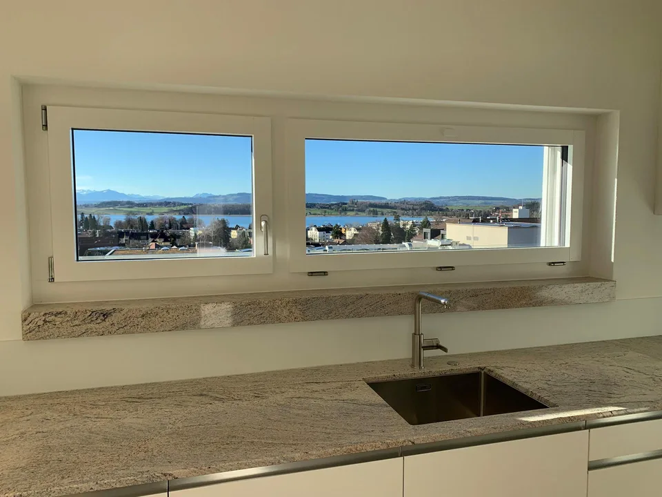 Appartement-maisonnette d'attique unique de 3,5 pièces avec vue lointaine sur le lac et les montagnes