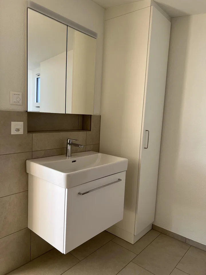 Appartement-maisonnette d'attique unique de 3,5 pièces avec vue lointaine sur le lac et les montagnes