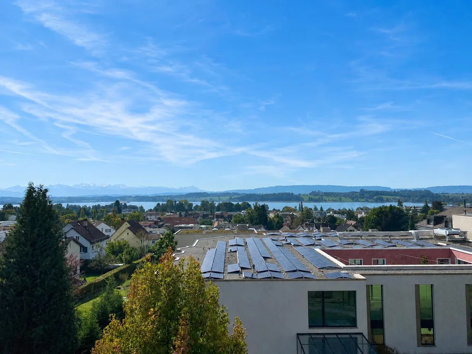 Appartement-maisonnette d'attique unique de 3,5 pièces avec vue lointaine sur le lac et les montagnes