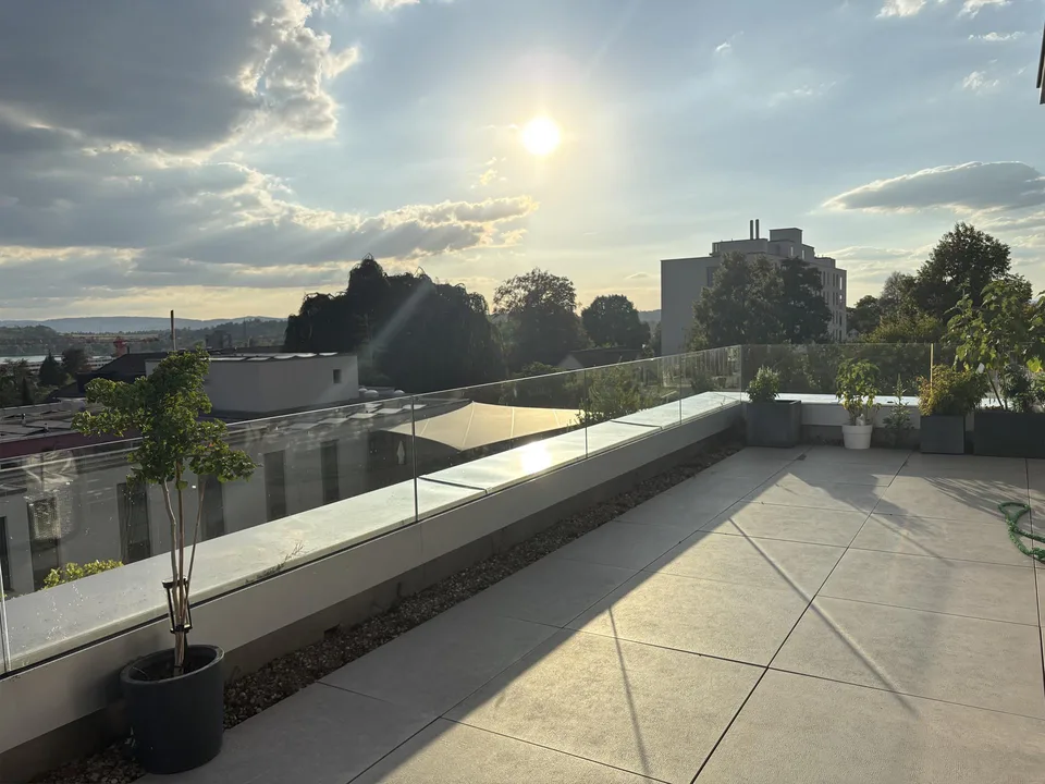 Appartement-maisonnette d'attique unique de 3,5 pièces avec vue lointaine sur le lac et les montagnes